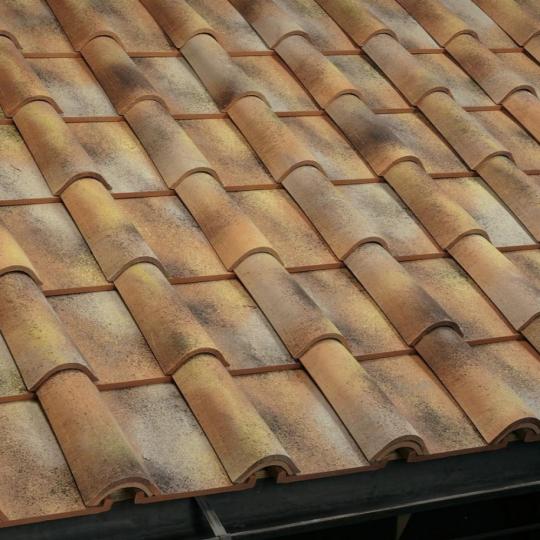 rustikalna mediteranska kolostorna rimska skridla klasicka mnich apac strecha keramika coppo talianska toskanska stylova strecha skridla fbm rustikalna strecha skridla vidiek pri balatone rekreacny dom lameridiana budapest (1).jpg